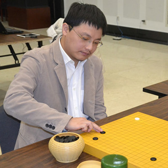 中国棋手，1993年入段，2002年升为七段。12岁进入国少队，获第13届世界青少年围棋赛冠军，2001年“CCTV”杯冠军，第6届新人王赛冠军。第7届“三星杯”世界围棋公开赛进入四强，第4届农心杯世界围棋团体赛获五连胜。