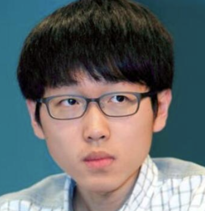 2000年3月17日出生，韩国围棋职业棋手，九段。韩国著名棋手李世石在谈到心目中最强的新锐棋手时表示，韩国围棋的未来可以寄托给朴廷桓之后的申真谞和申旻埈。